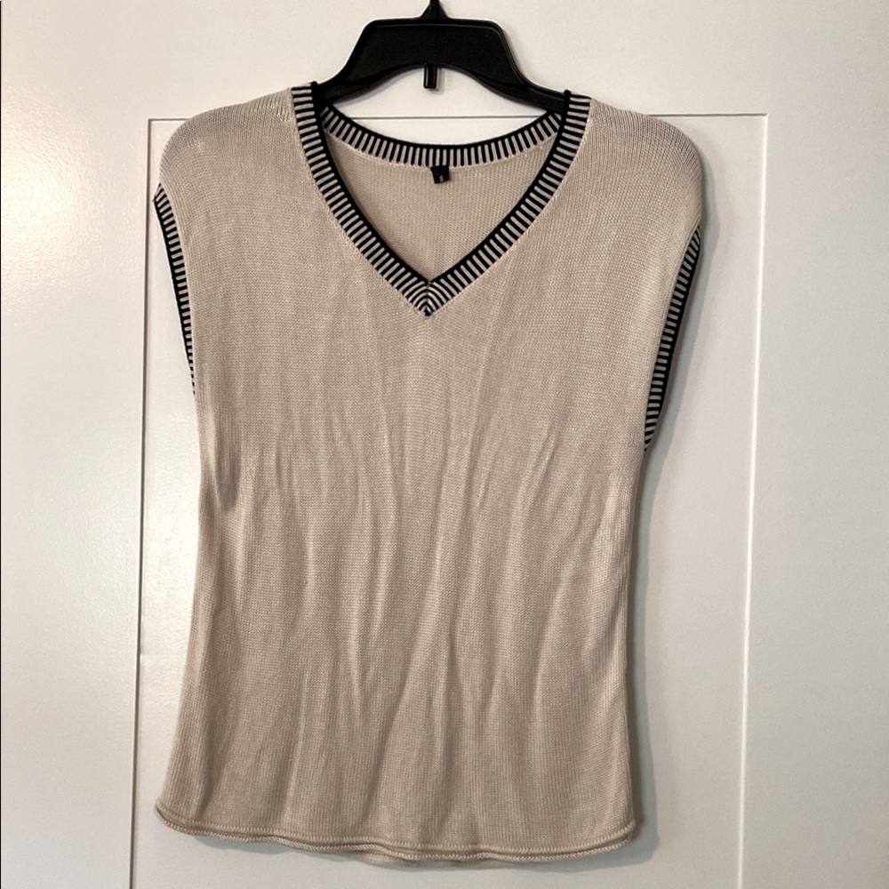 V-Neck Light Beige/Oatmeal Cap Sleeve Knit Top - Size Small